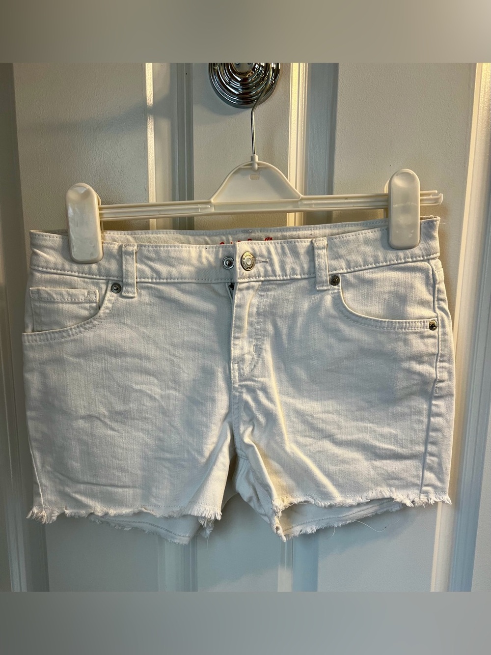 Girl’s Cat & Jack White Frayed Hem Denim Shorts. Size XL (14-16).